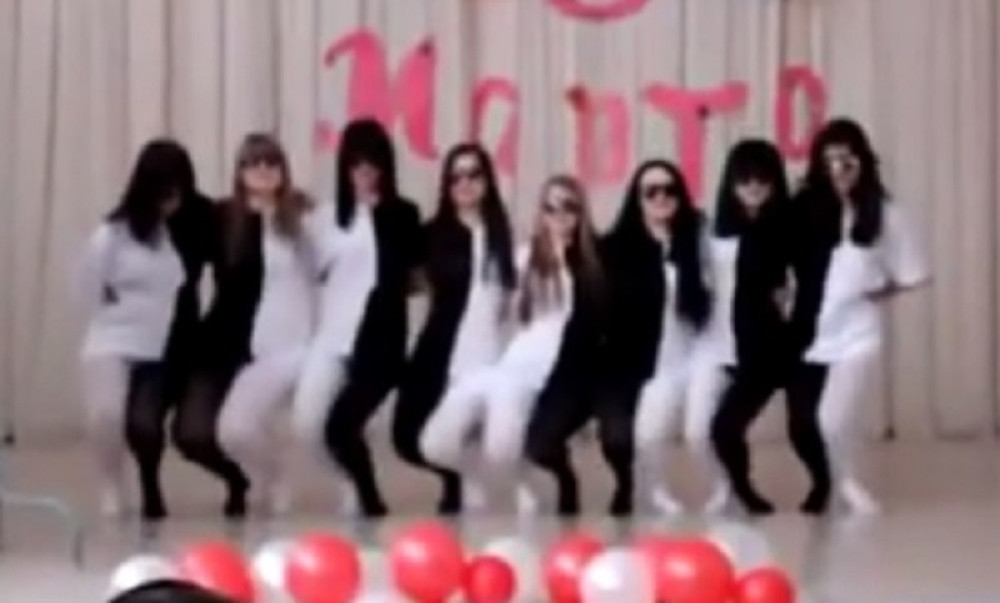 Devojke zaplesale i napravile pometnju (VIDEO)