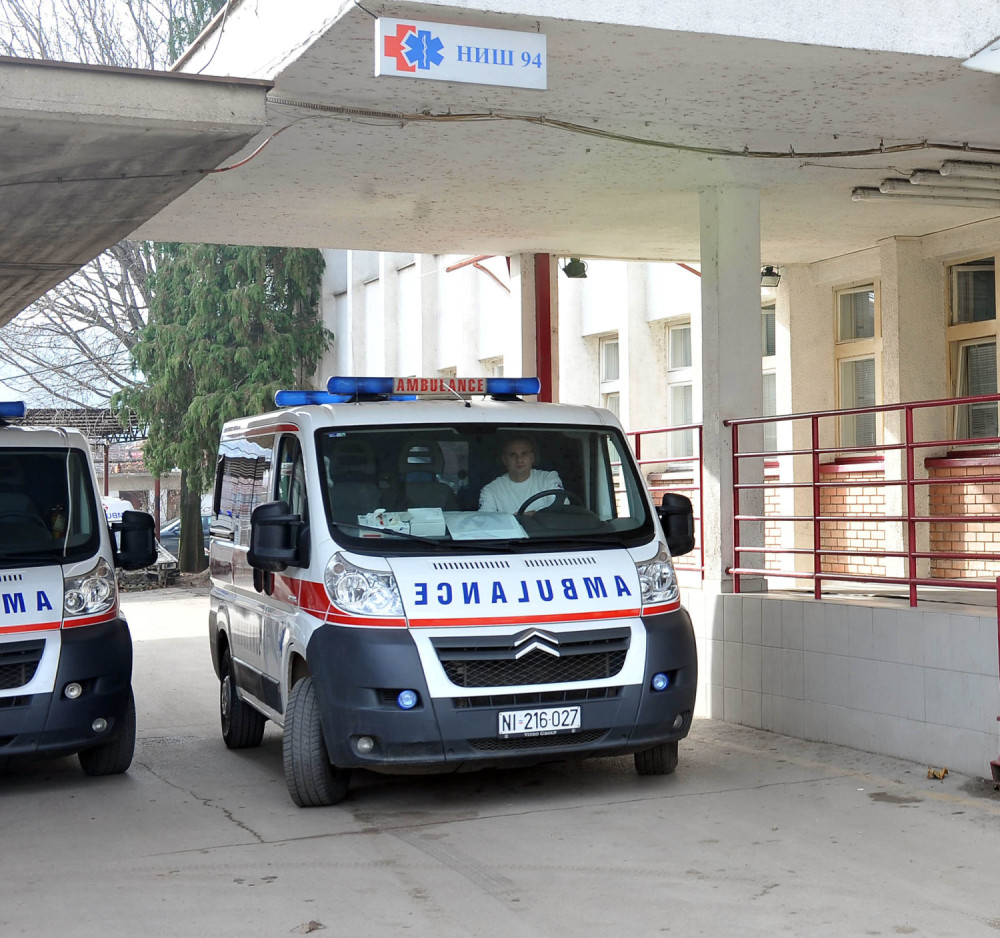 Automobil podleteo pod šleper, poginuo suvozač!