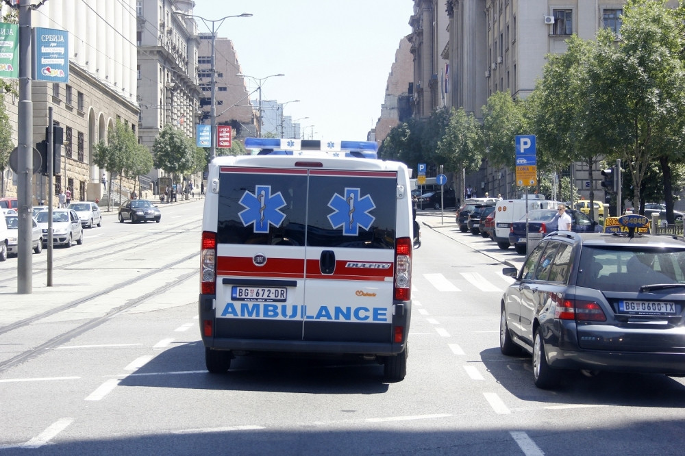 Devojka skočila sa prvog sprata bolnice