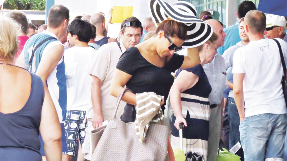 Ana se krije ispod šešira