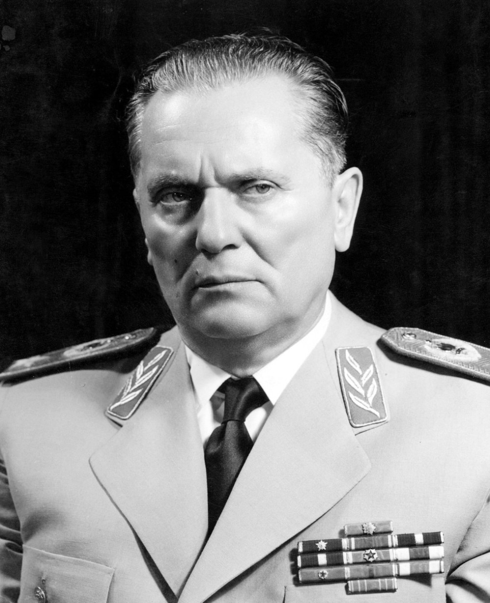 "Šta ćeš ti ovde, idi u Jasenovac!"   Ovako je proteran Josip Broz Tito, a Užičani su njegov spomenik urnisali jajima i smećem!