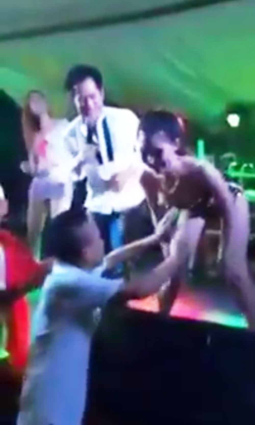 Pijani muž prišao plesačici, a onda se pojavila njegova žena!