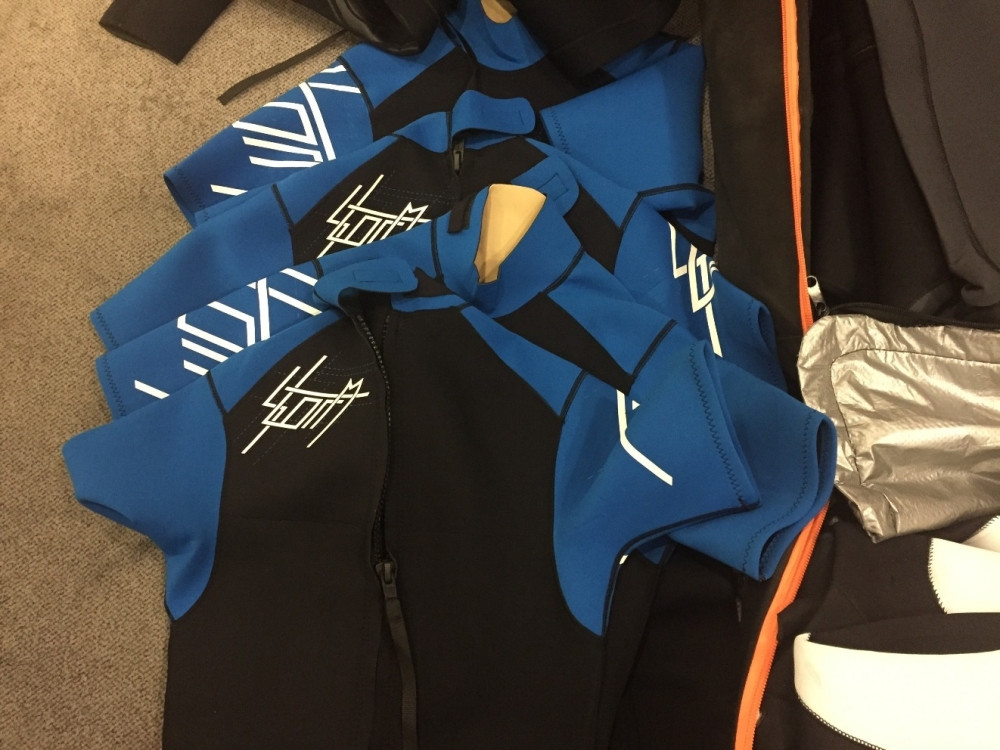 Krijumčarili odela za surfovanje