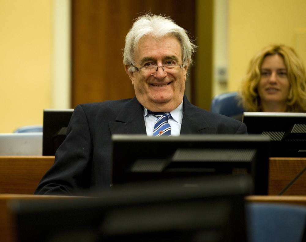 Prve fotografije Radovana Karadžića iz sudnice (FOTO)