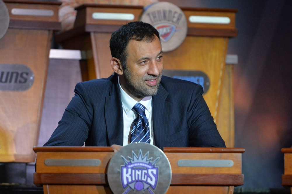 Divac potpisuje novi ugovor sa Sakramentom