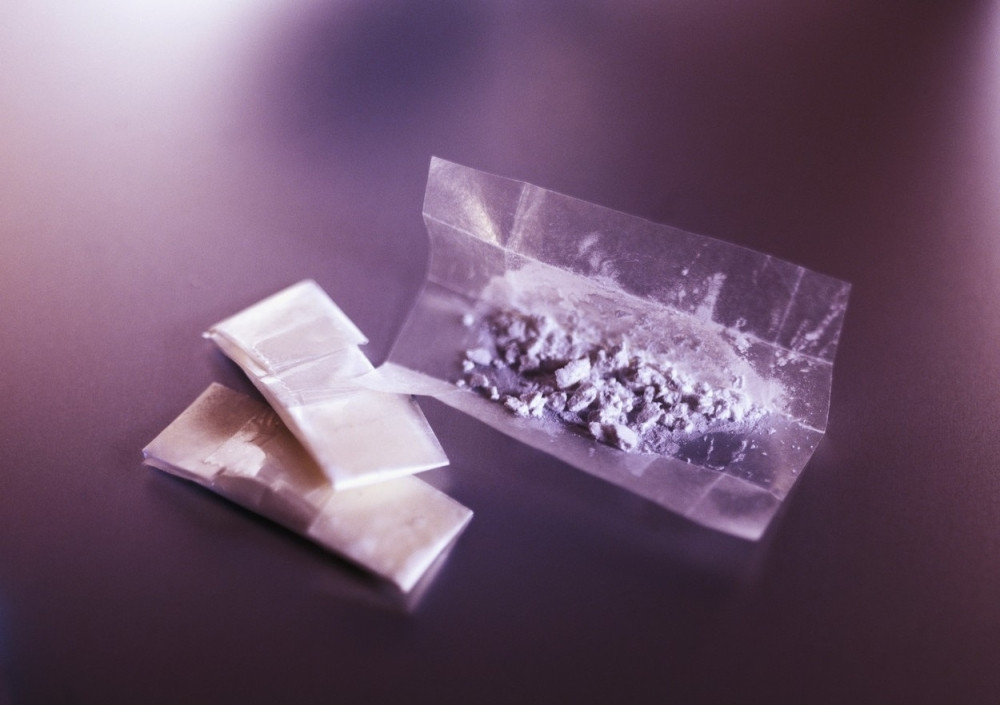 Bacio heroin kroz prozor automobila