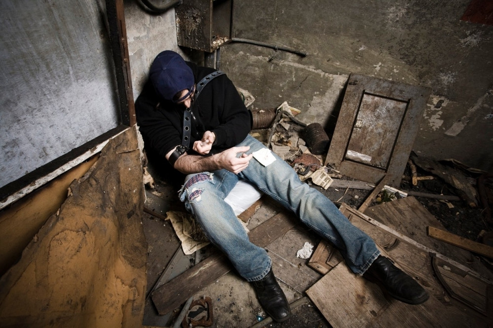 MASOVNO PREDOZIRANJE U PARKU Čak 40 ljudi završilo u bolnici zbog droge koja se konzumira I NA BALKANU