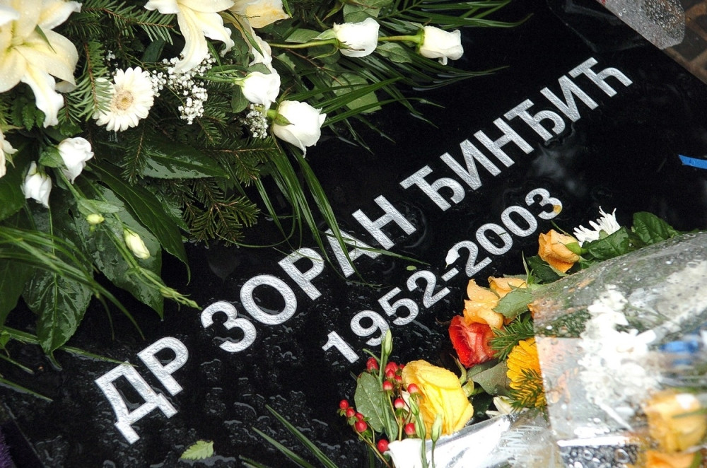 Cveće i venci na grobu Zorana Đinđića