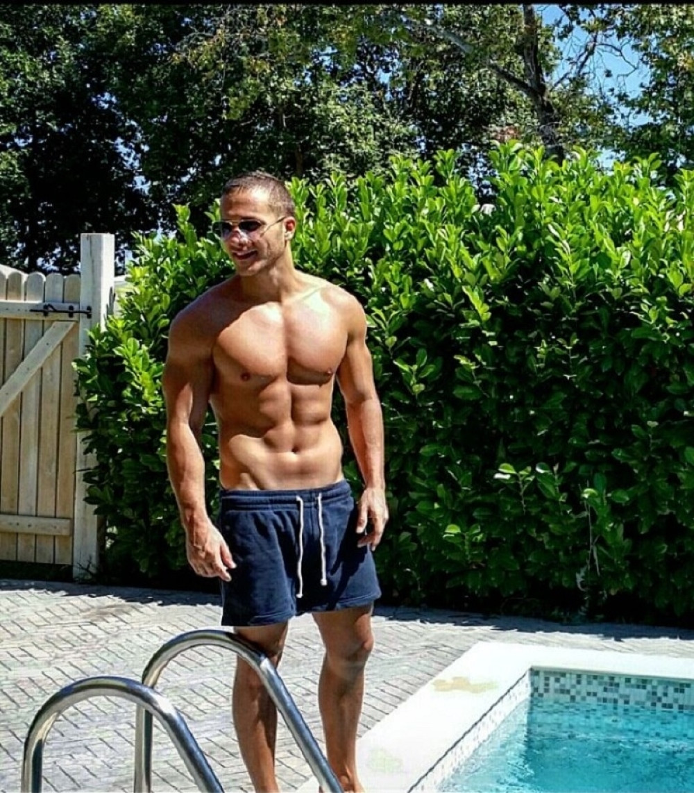 Saša uhvaćen sa nepoznatom devojkom! (FOTO)