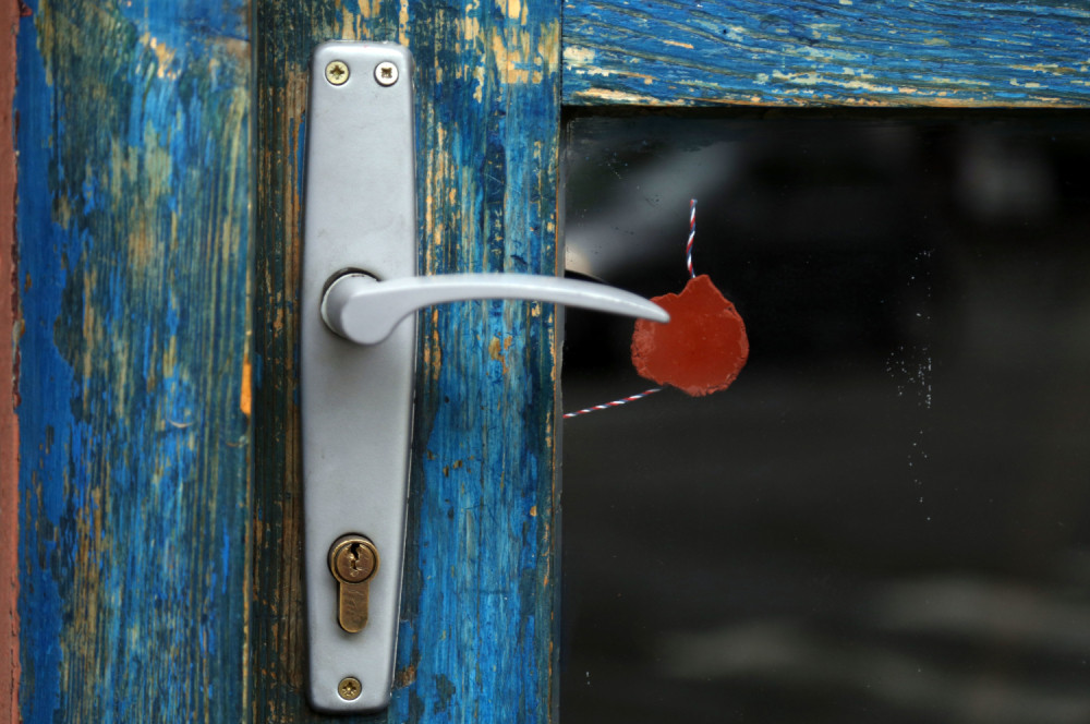 Mumificiranu majku držao dve godine u stanu, pa pobegao u Nemačku!