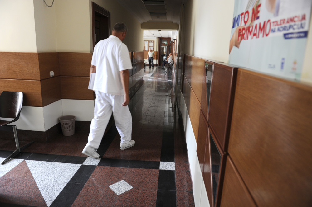 Nokautirala me baba od 80 godina!