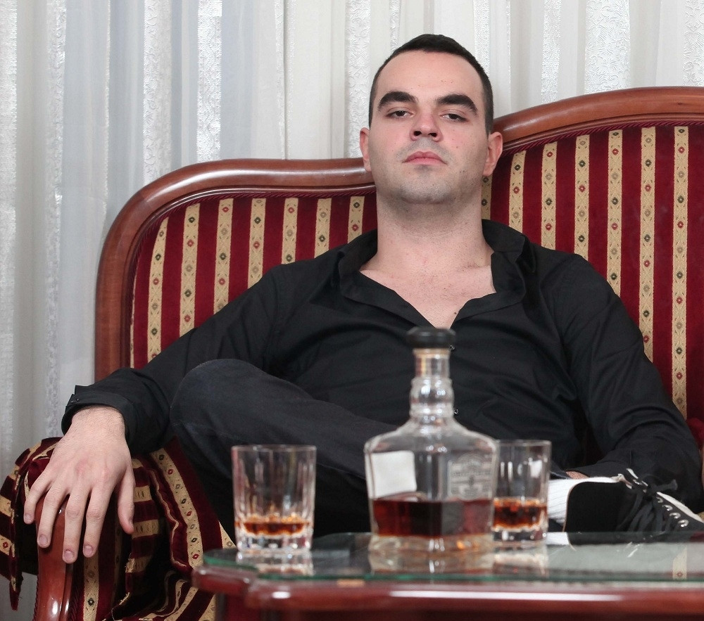 Vlada iznajmio seksi cicu (FOTO+VIDEO)