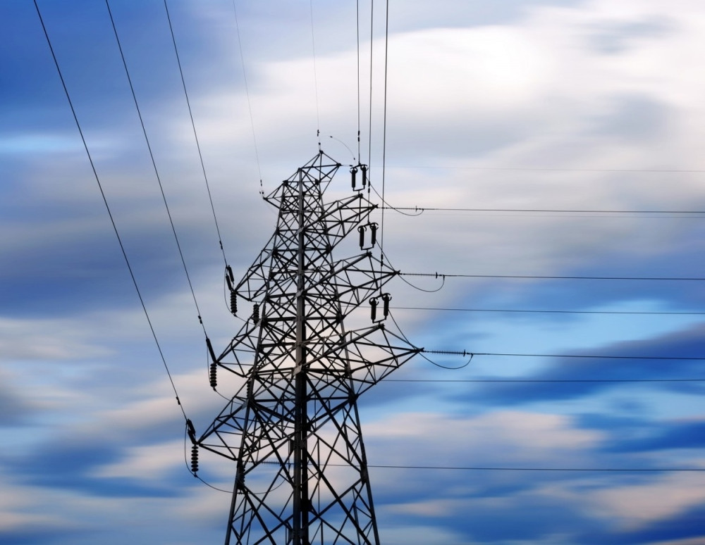 Radnik se šlogirao na dalekovodu pod visokim naponom, dva i po sata VISIO SA 30 METARA VISINE!