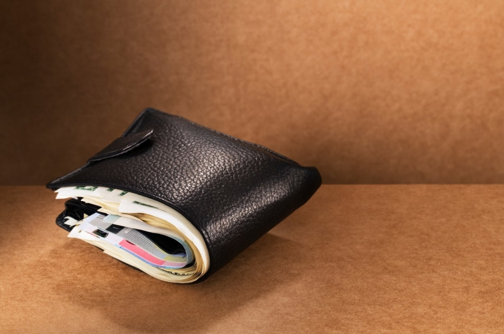 Povećala sebi platu, pa otišla na porodiljsko