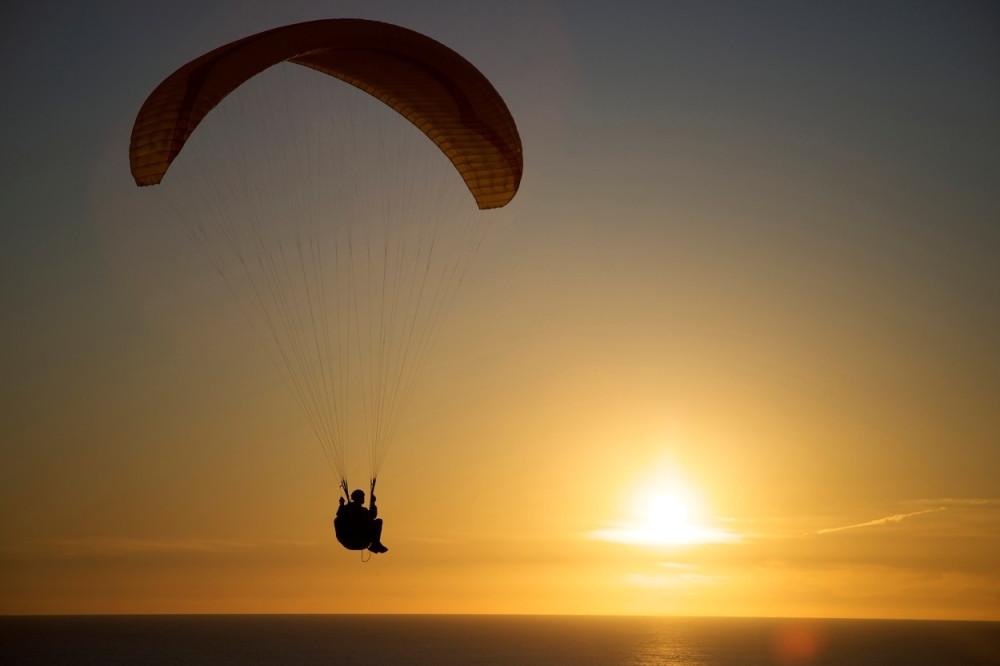 TRAGEDIJA U BEČIĆIMA! Dvoje poginulih u padu paraglajdera