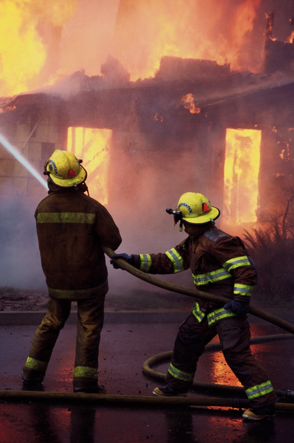Buknula fabrika nameštaja u Leskovcu, vatrogascima u gašenju požara pomogla KIŠA!