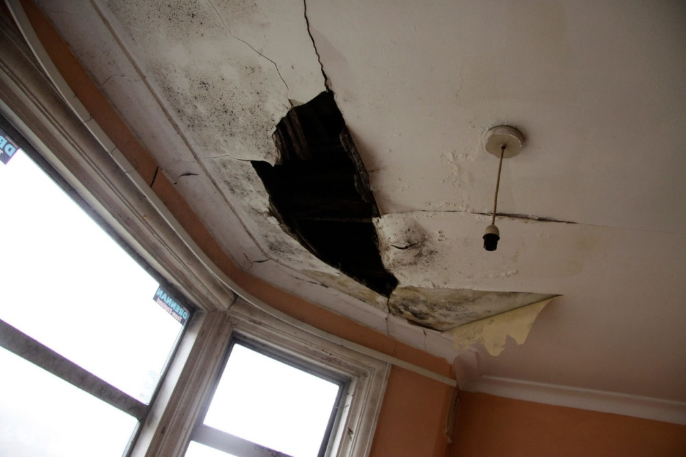 Propao kroz pod kancelarije, umalo ubio koleginicu