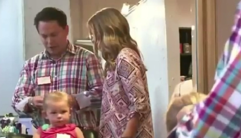 Frizer učio tate kako da očešljaju svoje ćerke (VIDEO)