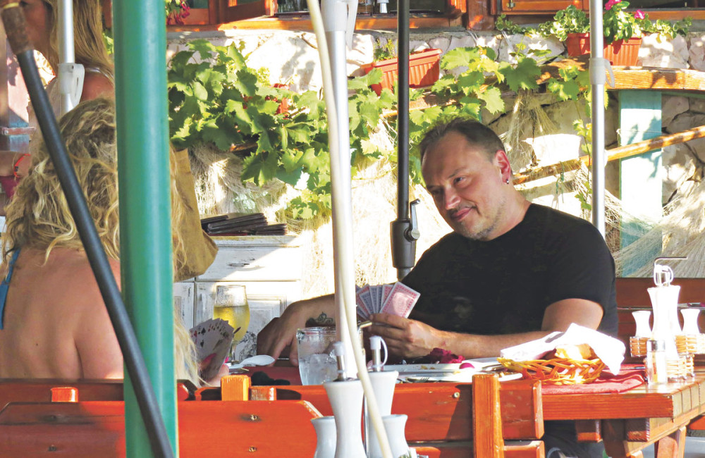 Knez se karta sa devojkom