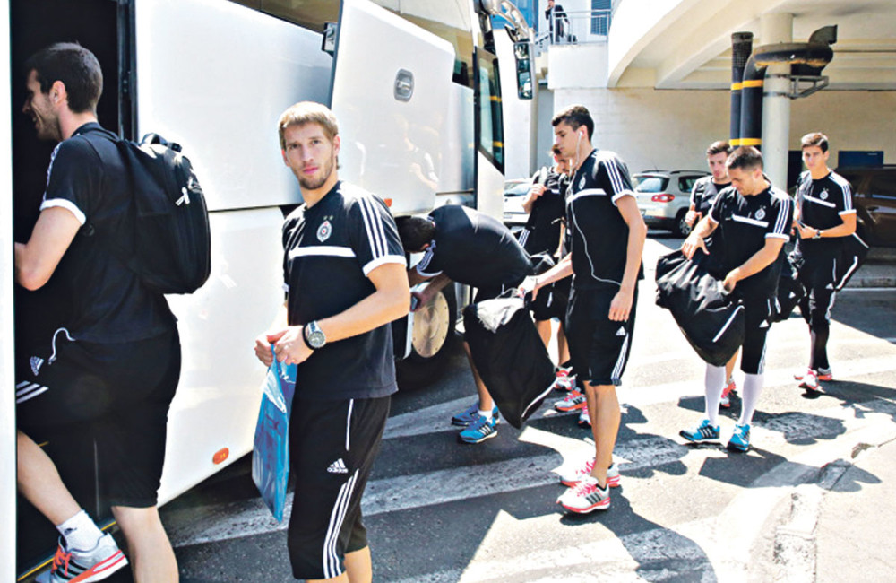 Fudbaleri Partizana sat i po zadržani na aerodromu u Minsku!