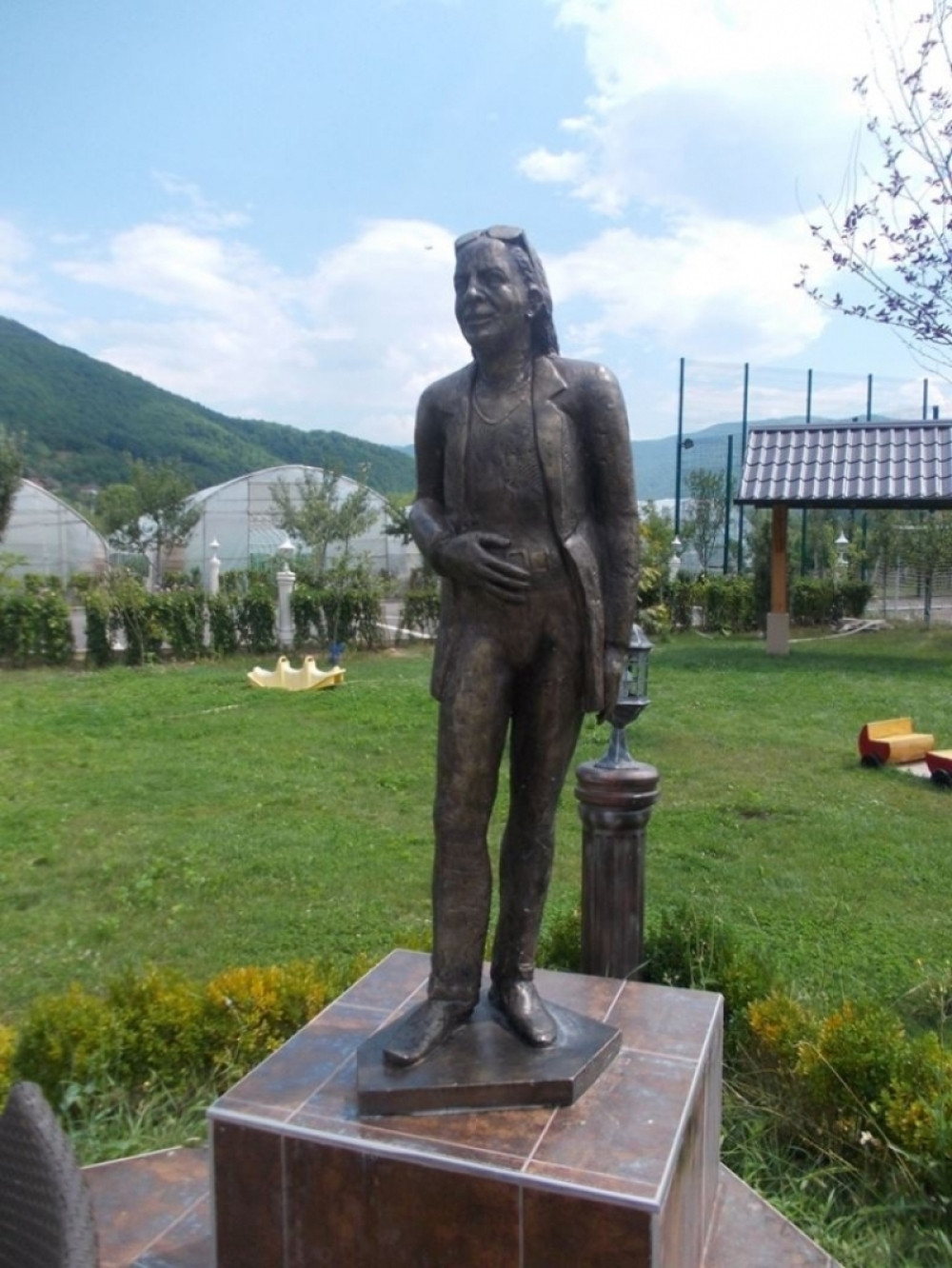 Bosanac sebi digao spomenik u prirodnoj veličini!