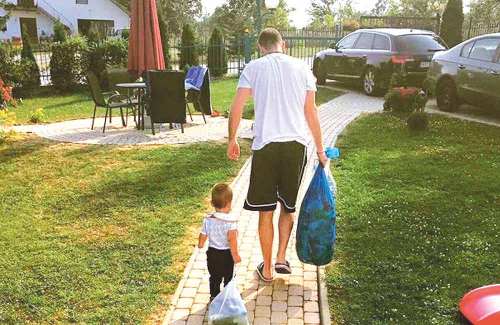 Banetu sin pomaže da iznese smeće