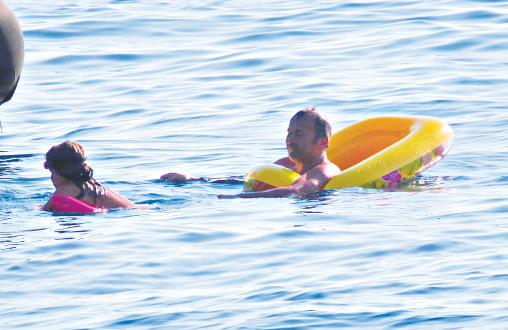 Dejo Savićević se kupa sa šlaufom