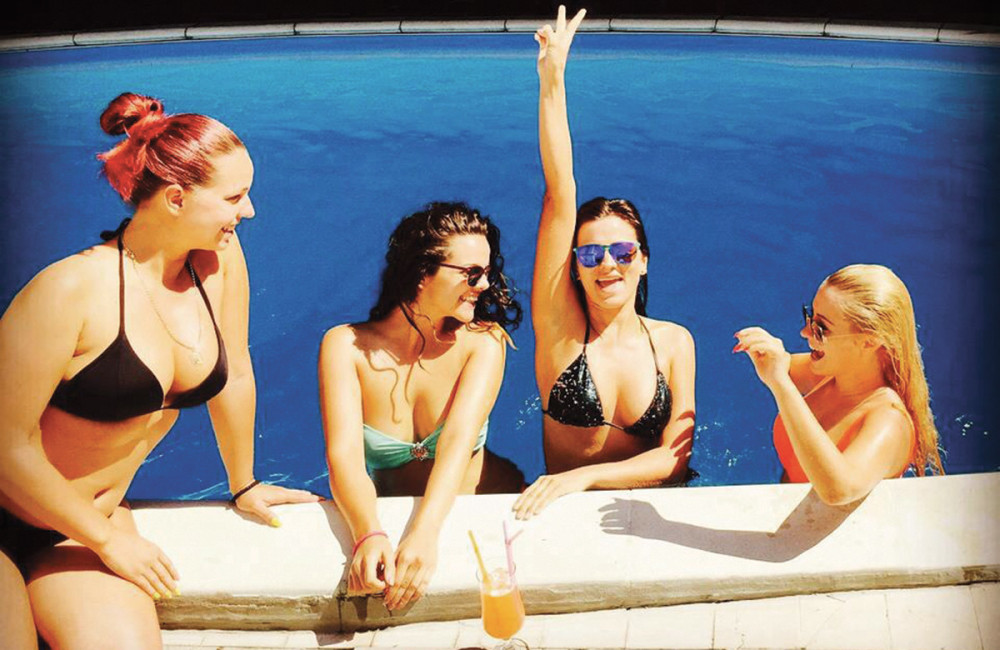 Milica i Aleksandra napravile žurku na bazenu