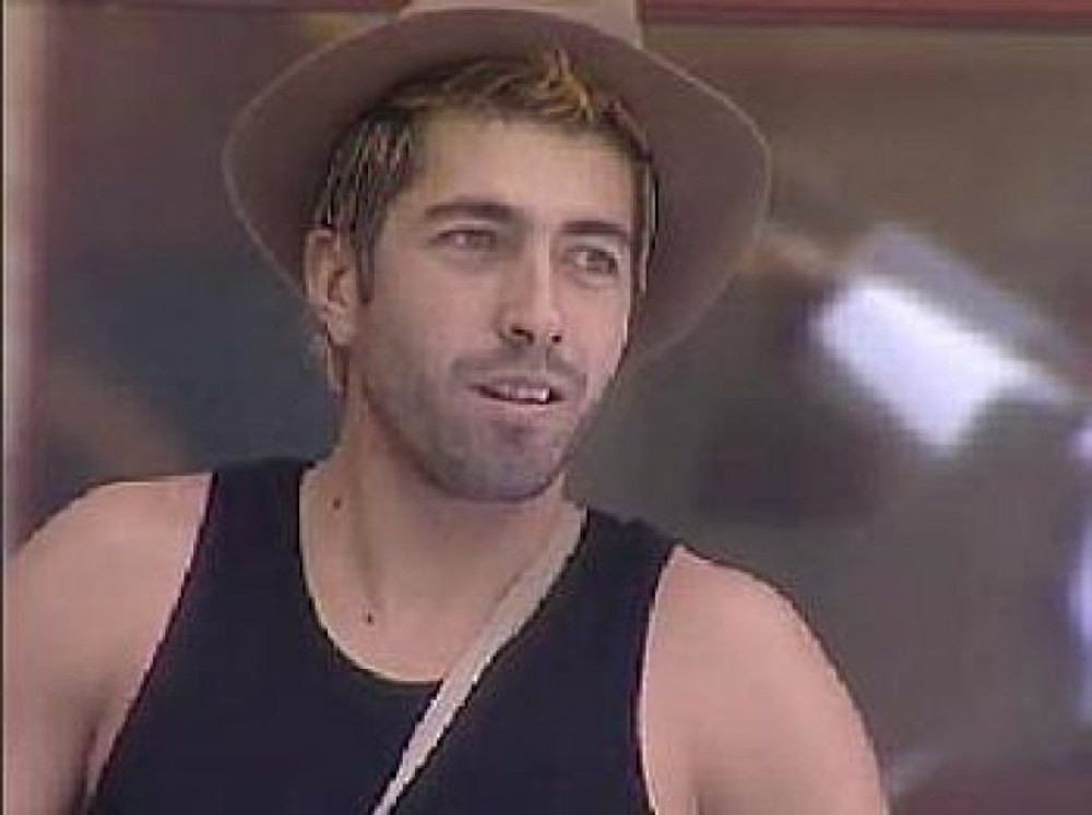 Burek ubeđuje Kobru da je zaljubljena u njega!