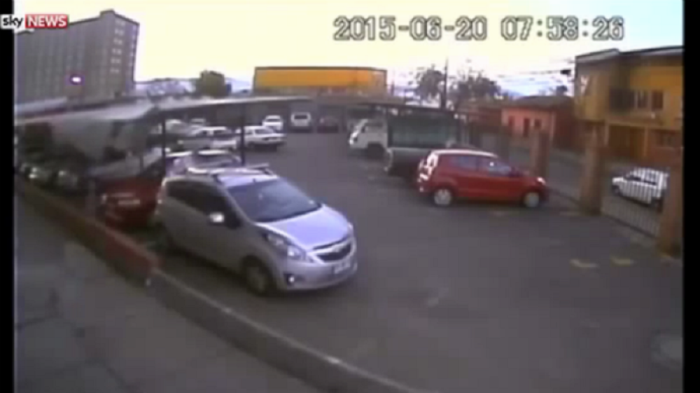 Pao sa 17. sprata i preživeo! (UZNEMIRUJUĆI VIDEO)