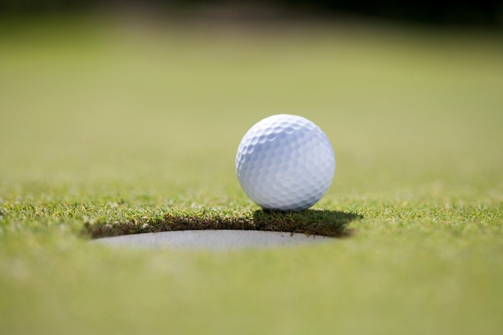 HIT~Misteriozni "golfer" vrši nuždu u rupe!