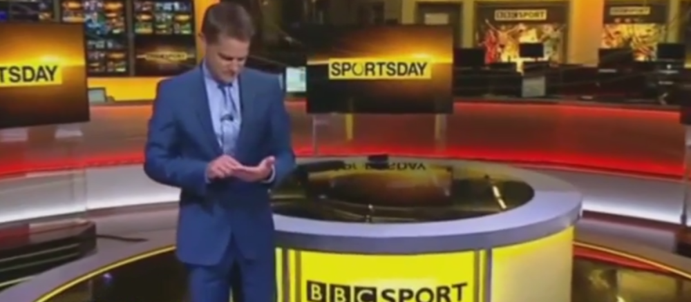 Voditelj se pretvarao da ima ajped u ruci!