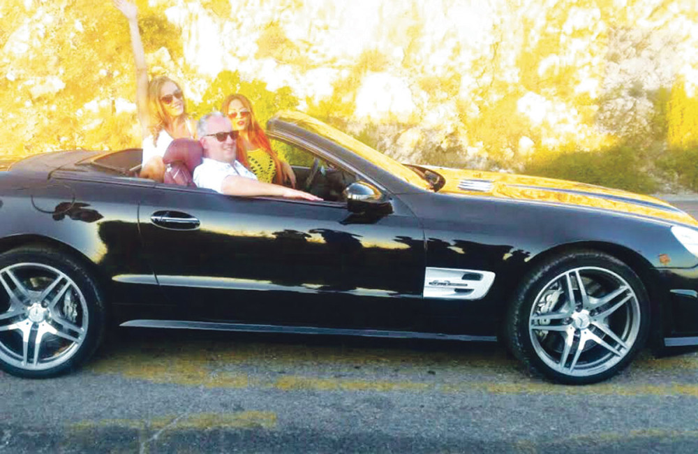 Dejan Matić u zagrljaju seksi cica