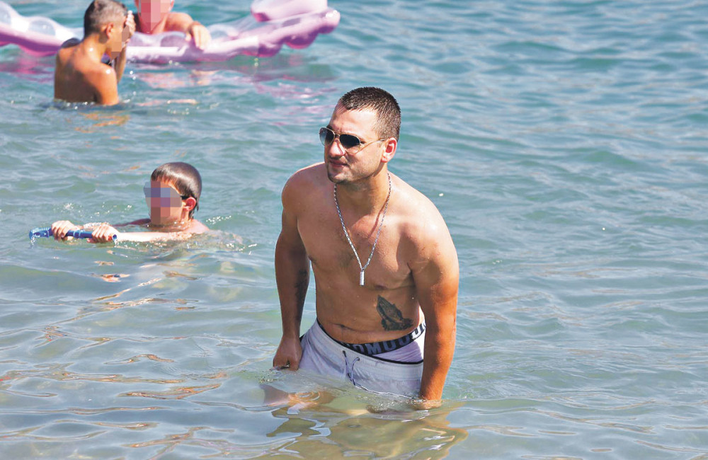 Deni se kupa u gaćama