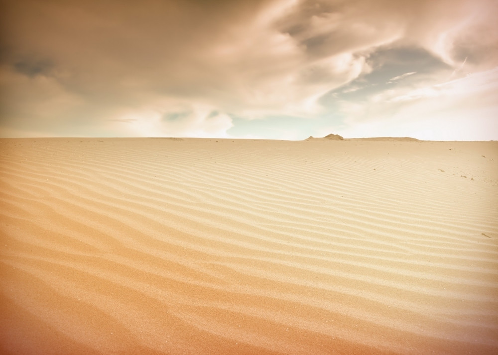 Leži čovek u pustinji