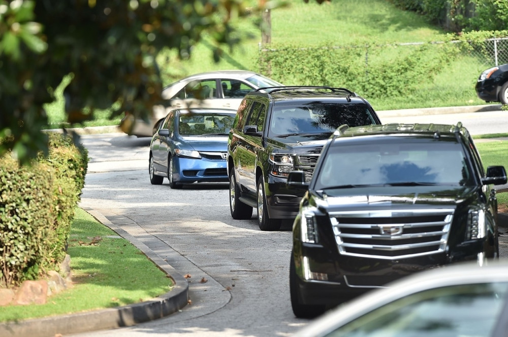 Porodice Hjuston i Braun odvojeno na sahrani Bobi Kristine