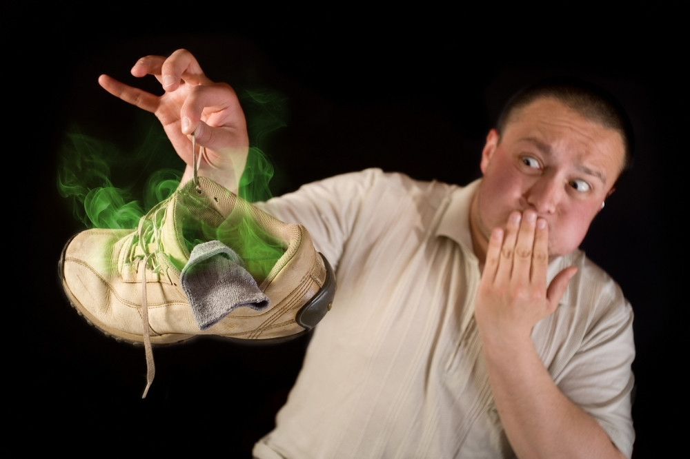 Izbo saputnika zbog smrdljivih čarapa