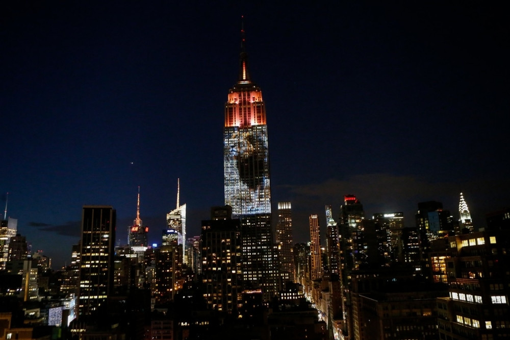 Slika lava Sesila na zgradi Empajer Stejt!