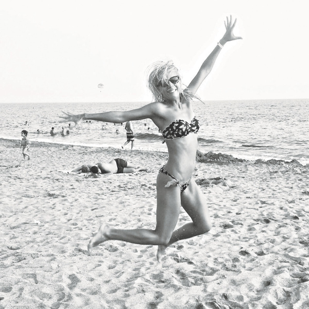 Ana Milenković uči da leti na plaži