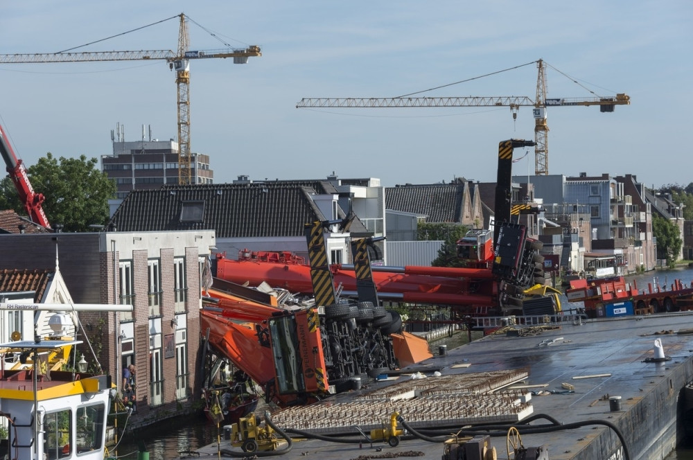 Dva krana se srušila na zgrade, desetine povređenih! (VIDEO)