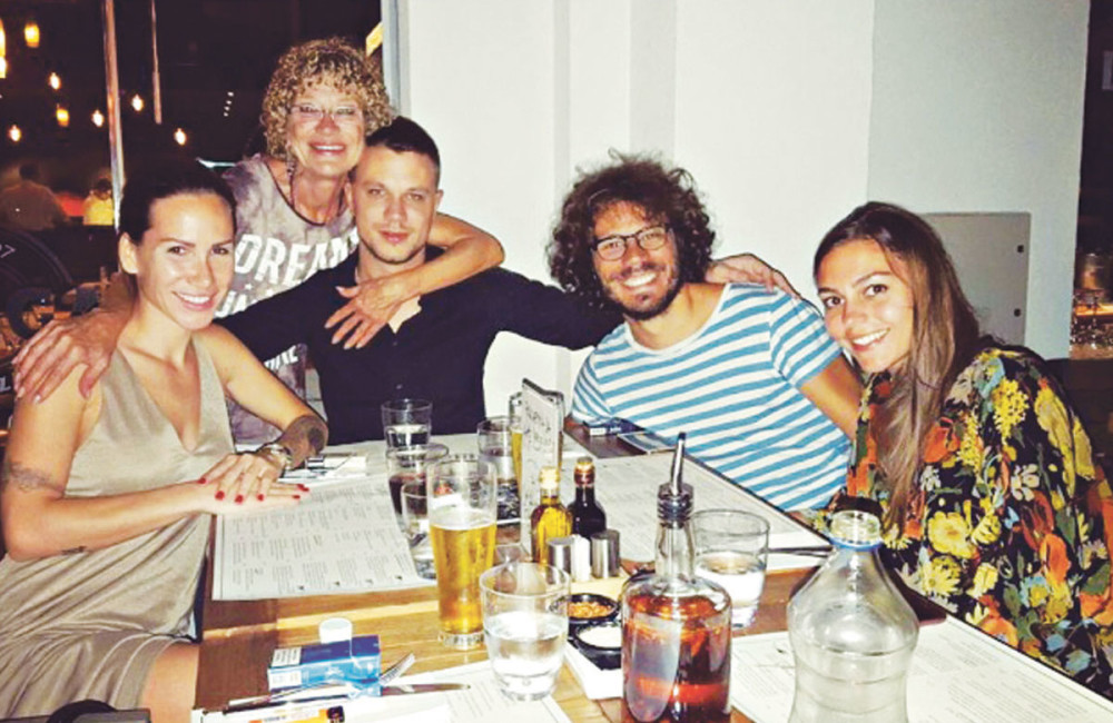 Relja sa mamom i Nikolijom slavio rođendan