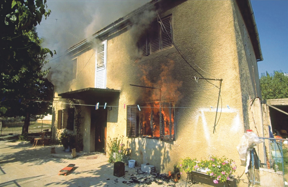 Obijene četiri srpske kuće u Orahovcu