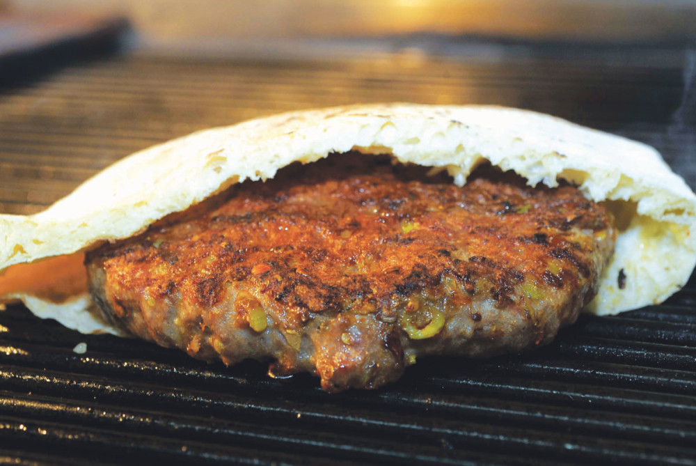 Treba imati petlju i napisati na svom lokalu tako nešto! Poruka na kiosku bi mogla skupo da ga košta! (FOTO)