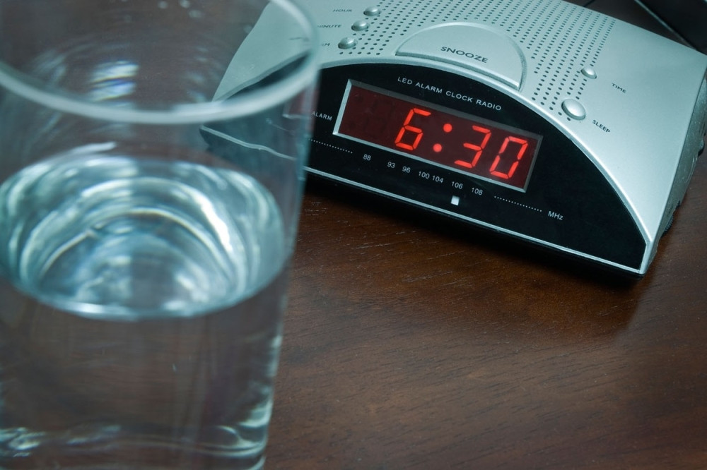 Jedna JEZIVA stvar može da vam se desi ako pijete VODU pred spavanje!