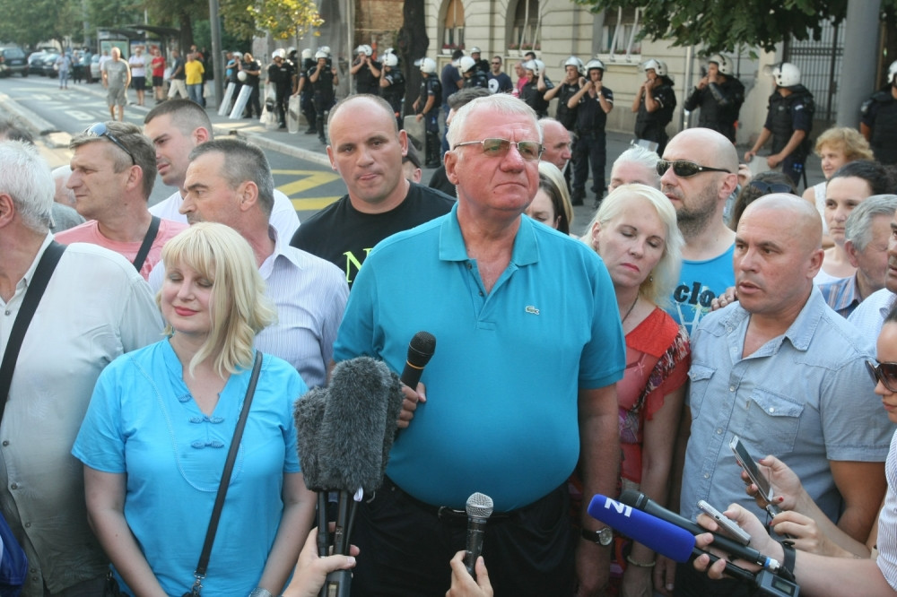 SRS: Trojica naprednjaka povredila radikala