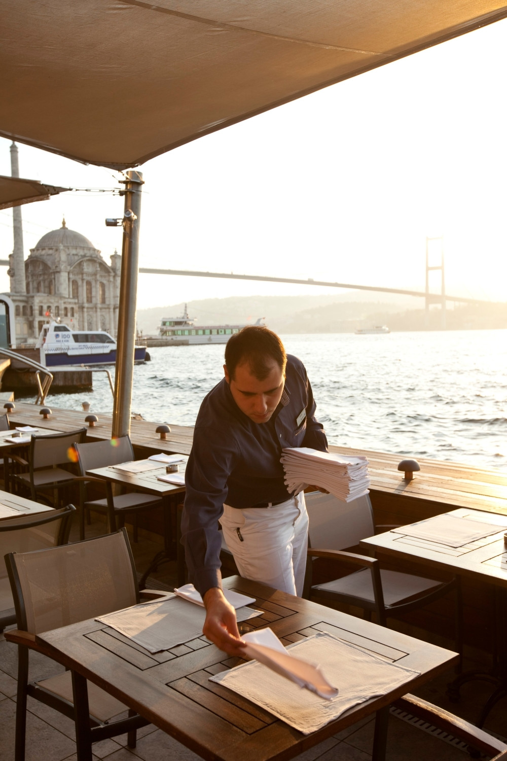 Sin doneo kući silne pare, ona pitala otkud bakšiš. Od odgovora zanemela: "Očekivala sam da će reći neko iz Splita, Zagreba..."