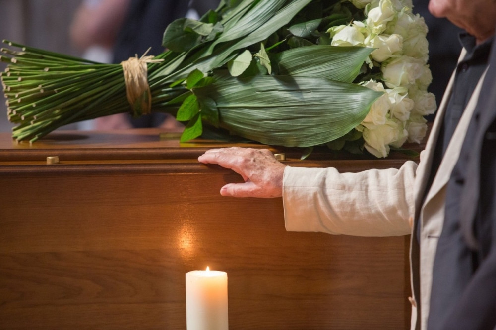 Ide na svaku sahranu kako bi jela i pila!