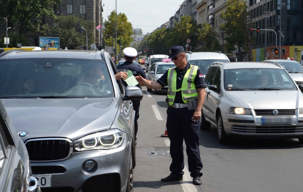 Skaču dva pandura na treningu sa padobranima. Bace se oni sa visine od 200m...