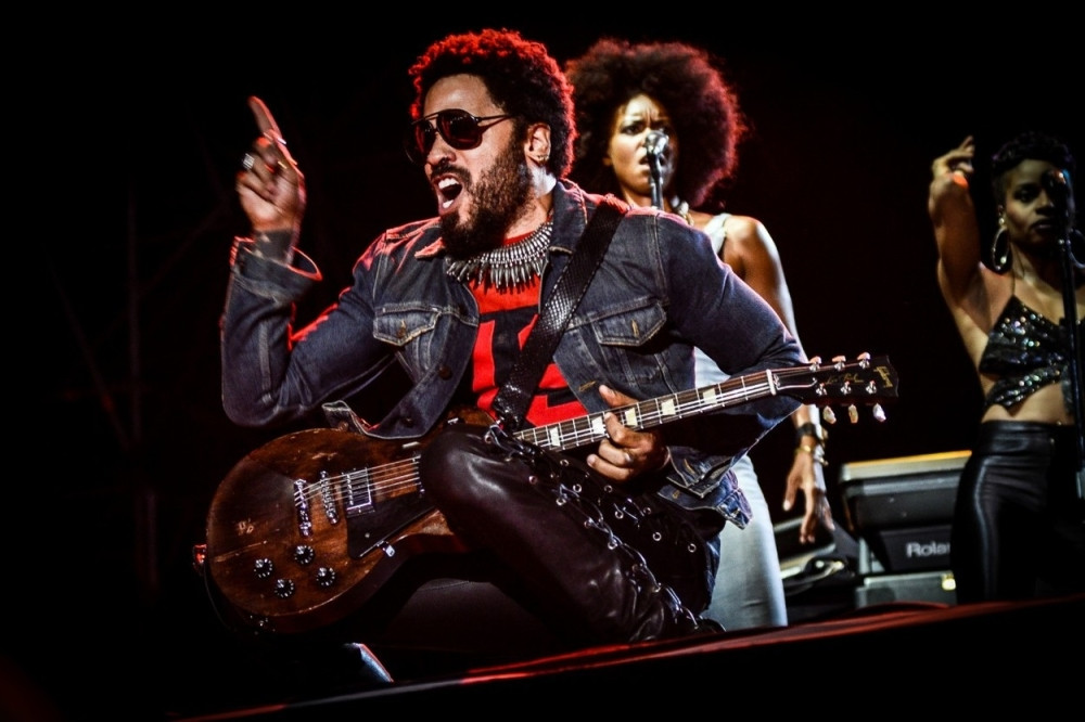 Leniju Kravicu "ispao" penis na koncertu (VIDEO 18+)