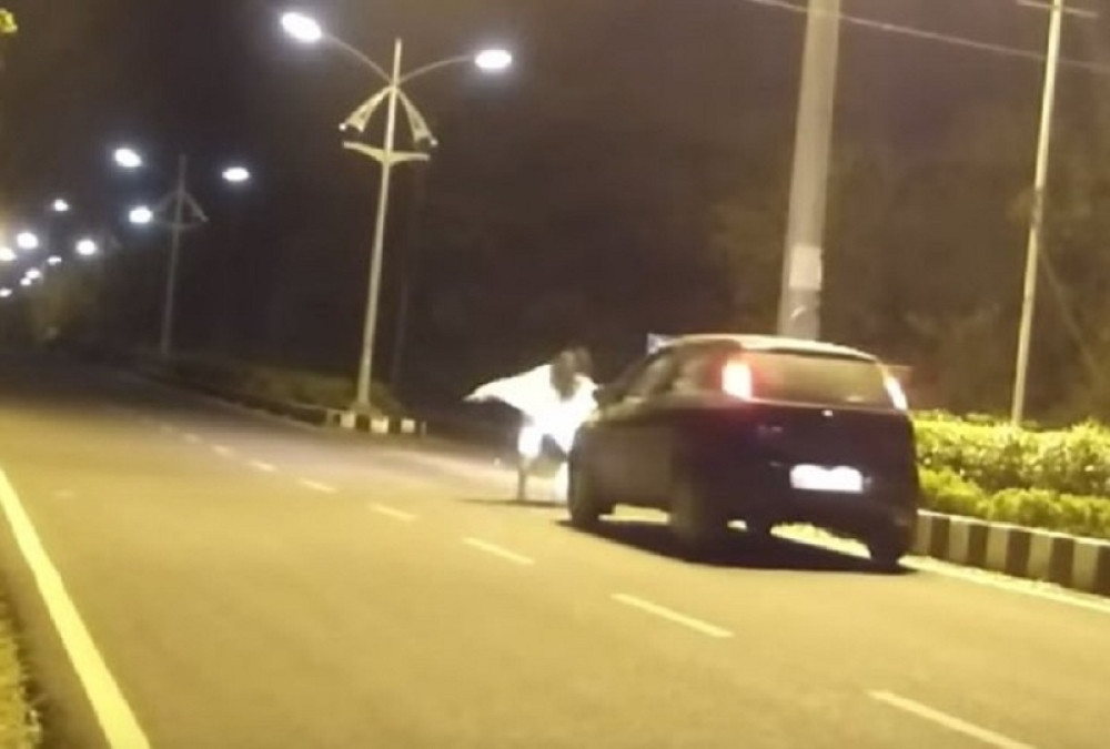 Preplašeni vozač pregazio duha! (VIDEO)